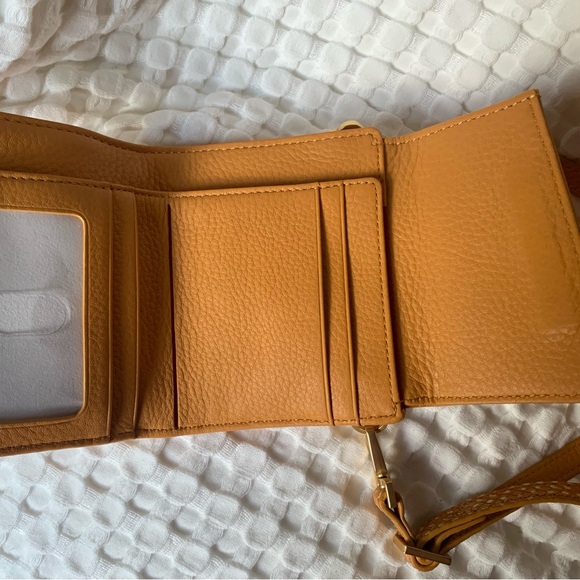 HAMMITT Levi NWT Trifold Wallet/Crossbody in Apricot Tan Snake - Picture 3 of 5